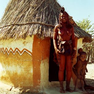 Rodina u chýše, Afrika