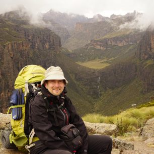 Petr nad vodopádem v kaňonu při výstupu na Mt. Kenya, Keňa