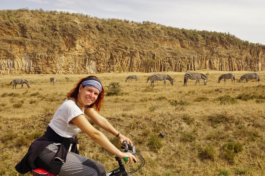 Cyklistika mezi zebrami v národním parku Hell’s Gate, Keňa