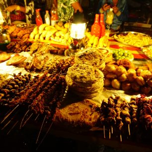 Dobroty na špejlích na nočním food marketu v Kamenném městě na Zanzibaru