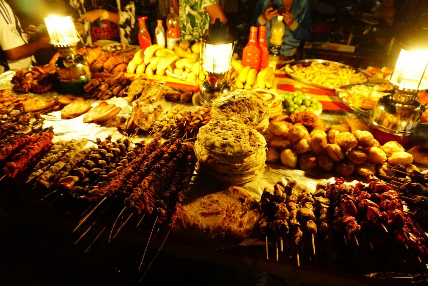 Dobroty na špejlích na nočním food marketu v Kamenném městě na Zanzibaru