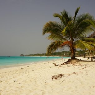 Dokonalá bílá pláž s jemným pískem v Kendwa na severu Zanzibaru