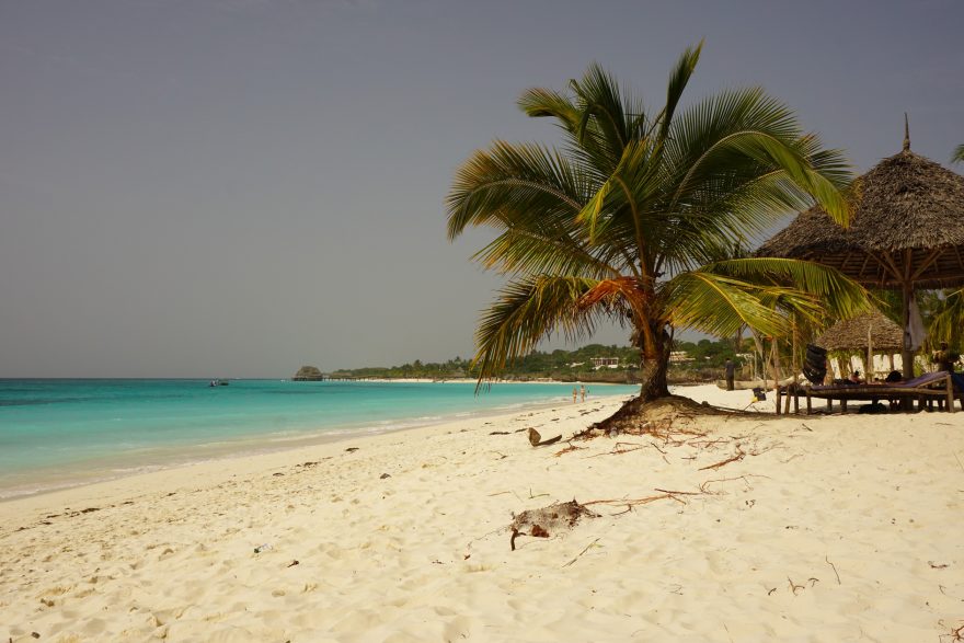 Dokonalá bílá pláž s jemným pískem v Kendwa na severu Zanzibaru