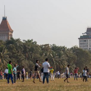 Přímo v centru jižní Mumbaje nedaleko Churchgate a Gateway of India hrají na 9 hekatrech stovky lidí, Indie