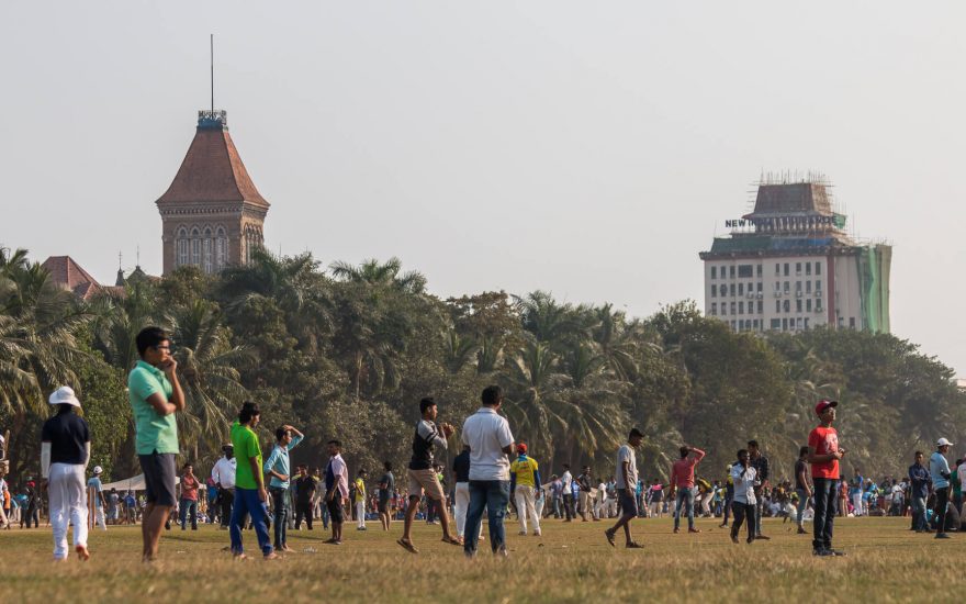 Přímo v centru jižní Mumbaje nedaleko Churchgate a Gateway of India hrají na 9 hekatrech stovky lidí, Indie