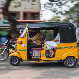 Cenu za rikšu je dobré usmlouvat předem a ujistit se, že je za všechny cestující. Úplně nejlepší je pustit taxametr a sledovat trasu v mapě, Indie