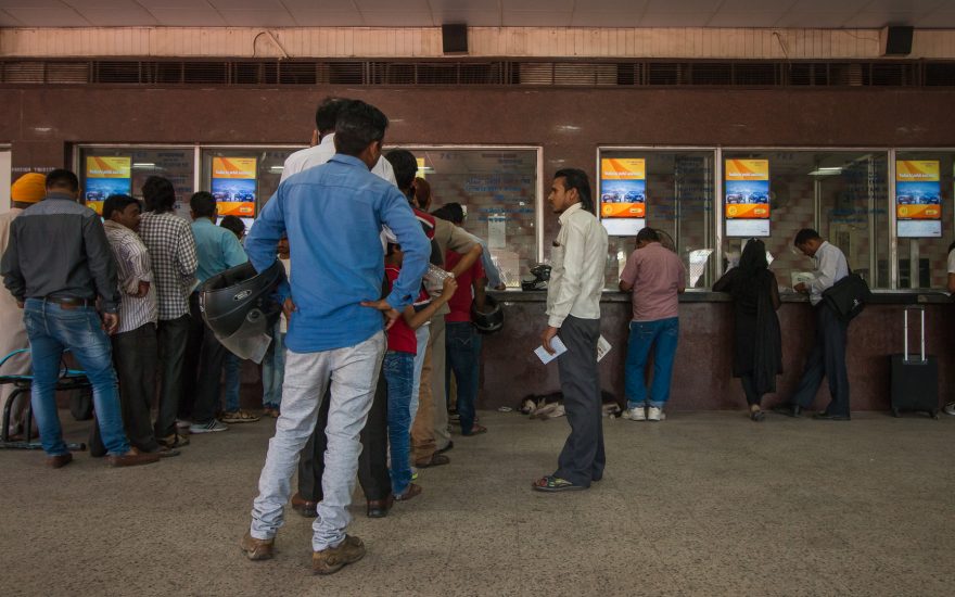 Lepší vystát frontu na nádraží, než se nechat nachytat v podvodné cestovní agentuře, Indie