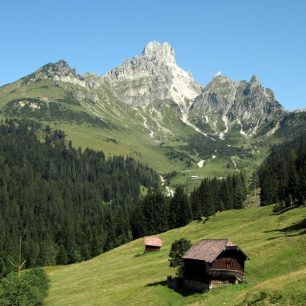 Stezka vede mezi alpskými vrcholy, Rakousko