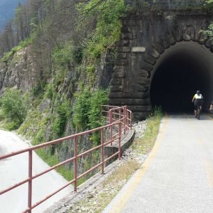 Jedeme i tunelem, cyklostezka Alpe – Adria