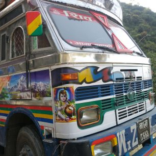 Nepřehlédnutelné náklaďáky, Nepál