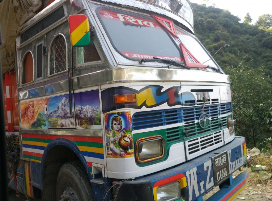 Nepřehlédnutelné náklaďáky, Nepál