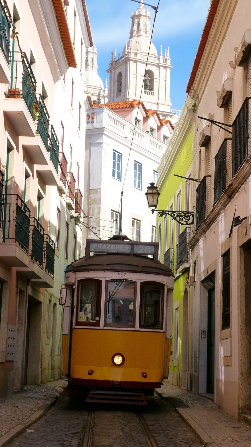 Čtvrť Alfama, tramvaj č. 28, Lisabon, Portugalsko