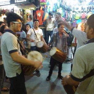 Festivalový průvod v ulicích, Nepál