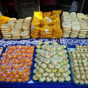 Napečené cukroví láká k ochutnání, Nepál