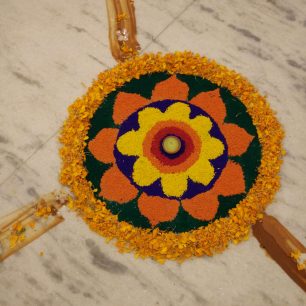 Rangoli v hotelovém vestibulu, Nepál 