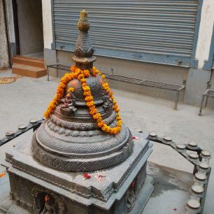 Svátečně nazdobená svatyňka, Nepál