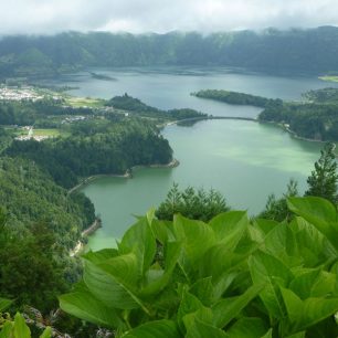 Vystoupejte k hotelu nad Sete Cidades a pohlédněte zpět k jezerům Lagoa Azul a Lagoa Verde, Azorské ostrovy