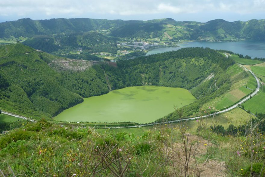 K barvám jezer Lagoa Azul a Verde se váže pověst o nenaplněné lásce pasáčka a princezny, Azorské ostrovy