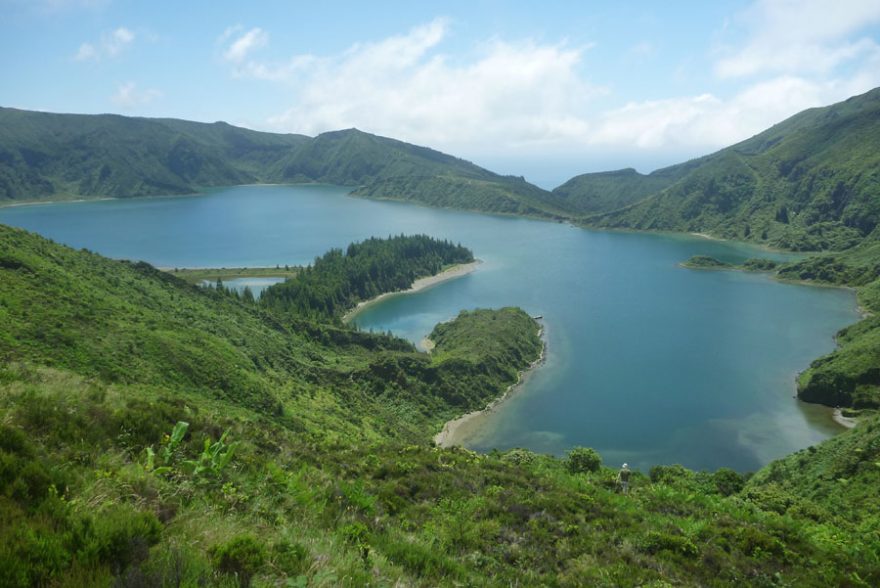Přibližně ve středu ostrova se nachází Lagoa di Figo alias Ohňové jezero, na jehož hladině plavou ryby i kameny, Azorské ostrovy
