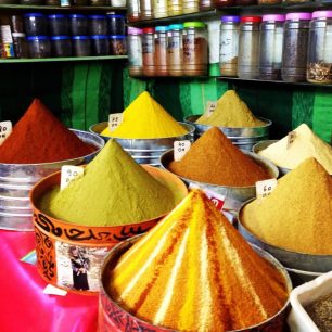 Prodej koření na tržišti, Maroko