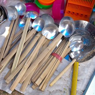 Prodej kuchyňského náčiní na tržišti, Indonésie