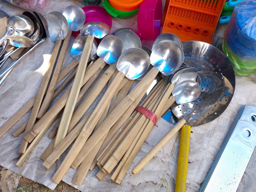 Prodej kuchyňského náčiní na tržišti, Indonésie