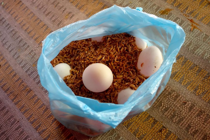 Prodej vajíček ve slupkách z obilí, Srí Lanka