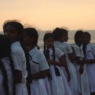 Srí lanské školačky se kochají západem slunce, Srí Lanka