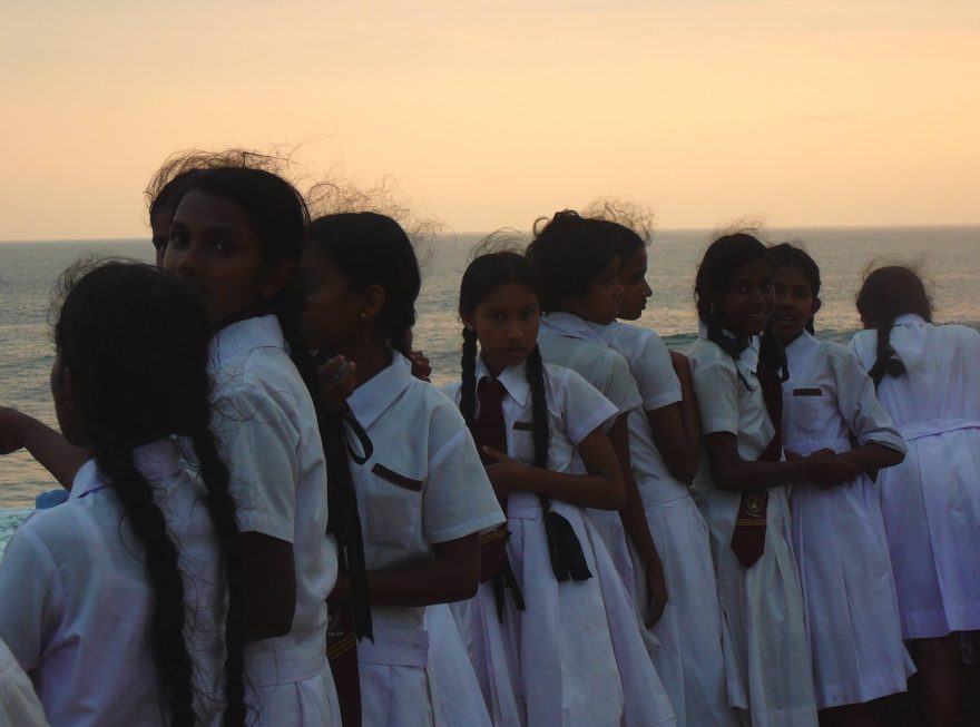 Srí lanské školačky se kochají západem slunce, Srí Lanka