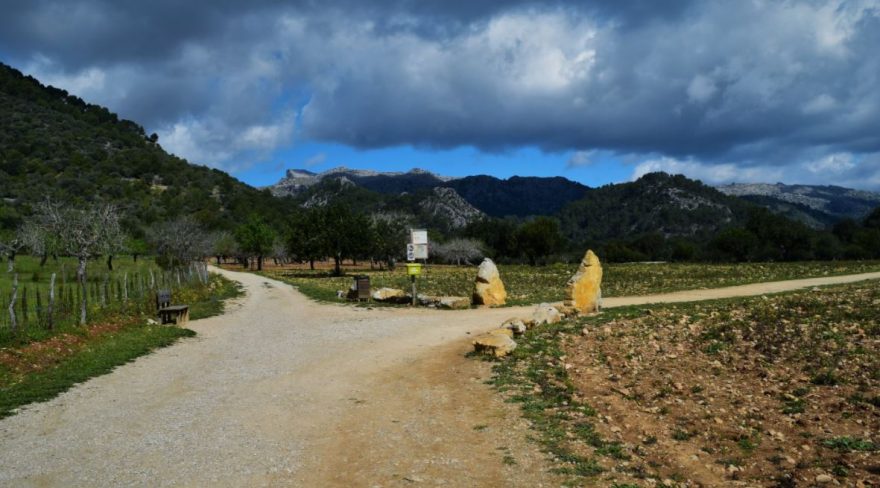 Rozcestí v areálu Finca Gabellí petit, Mallorca, Španělsko