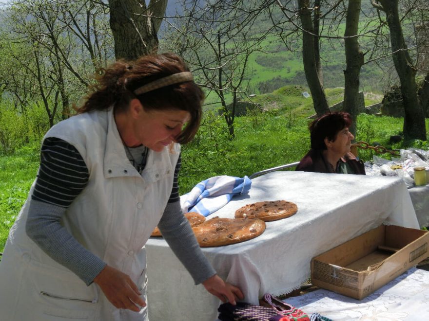 Arménská žena prodává domácí koláče, Arménie