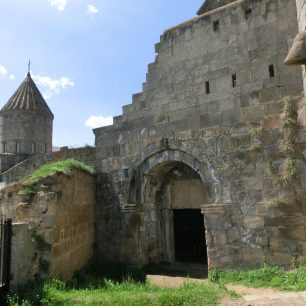 Klášter Tatev je postaven ve skále, Arménie