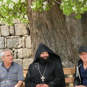 Kněz u kláštera Tatev, Arménie