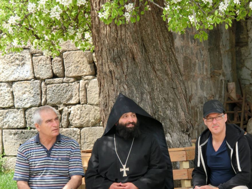 Kněz u kláštera Tatev, Arménie