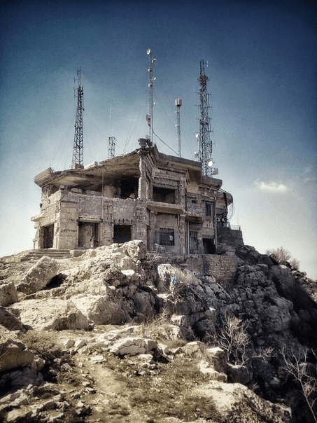 Zničená Saddámova vila na hoře Gara, Kurdistán, Irák