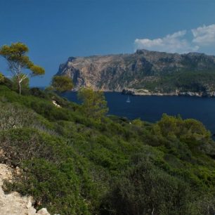 Stezka ostrovem Sa Dragonera, v dáli Mallorca, Španělsko