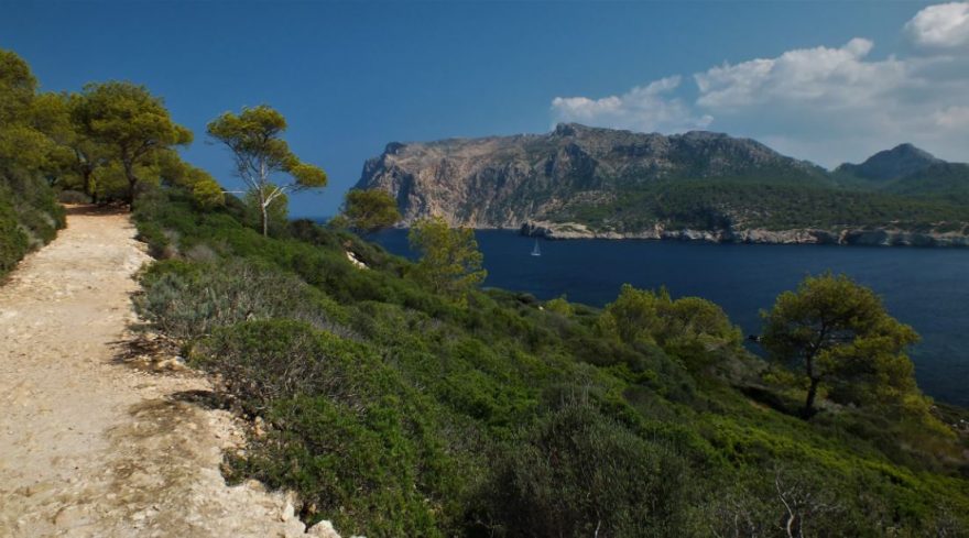 Stezka ostrovem Sa Dragonera, v dáli Mallorca, Španělsko