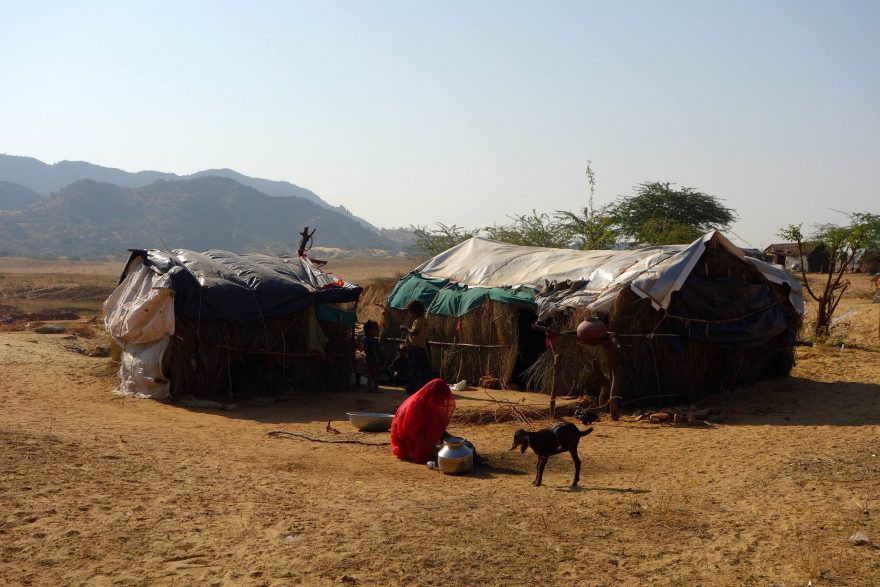Mytí nádobí pískem a popelem v cikánské vesnici v Rajasthanu