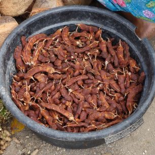 Prodej oloupaných lusků tamarindu na tržišti v Indonésii