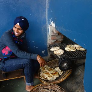 Velkovýrobna čapátí ve Zlatém chrámu v Amritsaru - běžící pečící pás