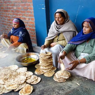 Velkovýrobna čapátí ve Zlatém chrámu v Amritsaru - potírání ghí