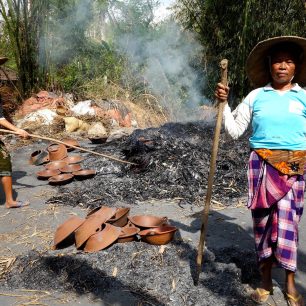 Vypalování keramických hmoždířů v Indonésii