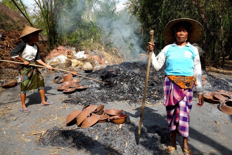 Vypalování keramických hmoždířů v Indonésii