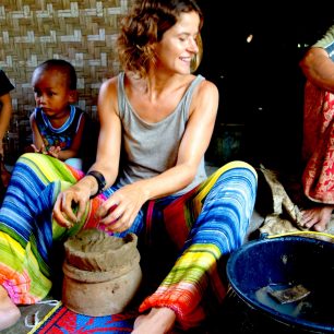 Výroba keramického hmoždíře čobek v Indonésii