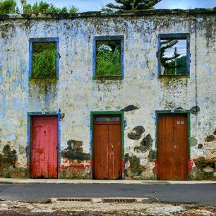  pozůstatek domu nedaleko čajových plantáží, São Miguel, Portugalsko