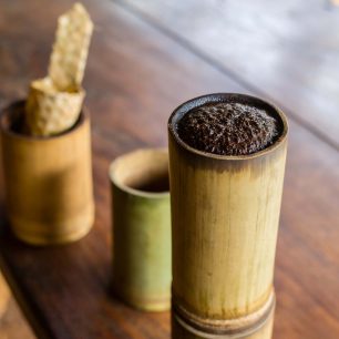 Káva a čaj přímo z plantáže servírované v bambusových kelímcích, Bolavenská plošina, Laos