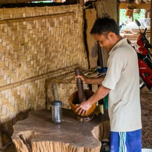 Mr. Hook při ručním drcení kávových bobů, Bolavenská plošina, Laos