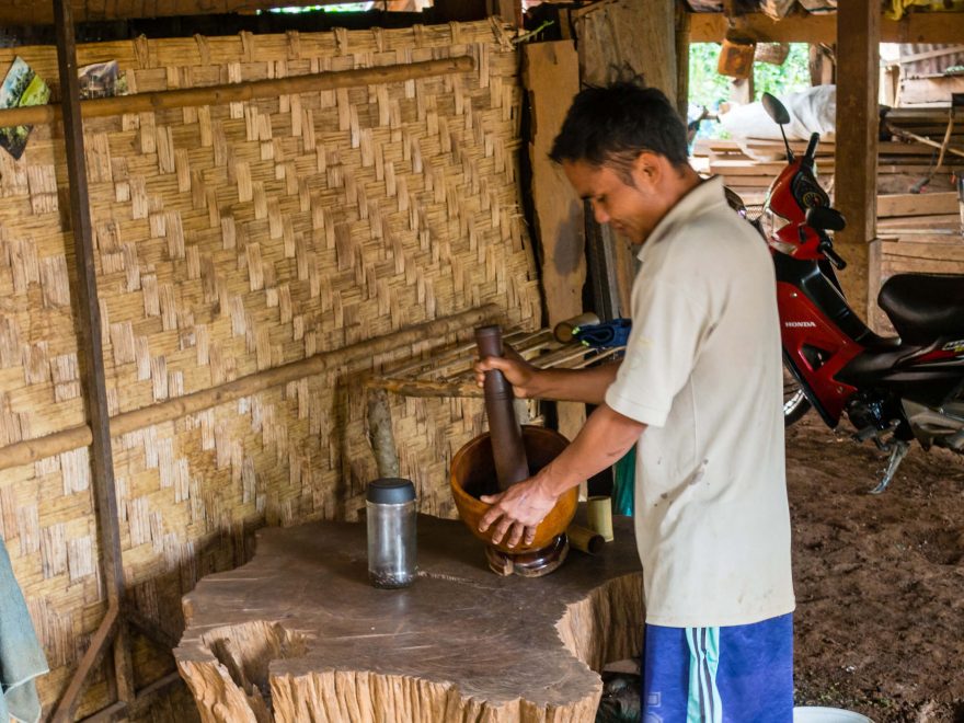 Mr. Hook při ručním drcení kávových bobů, Bolavenská plošina, Laos