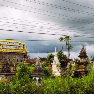 Přicházející bouře nad chrámem, Paksong, Laos
