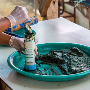 Žabincová hmota zvaná spirulina, Bolavenská plošina, Laos